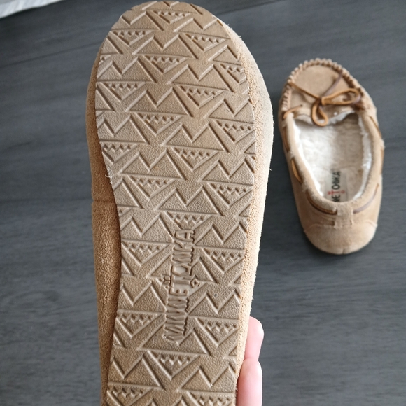 MINNATONKA Cozy Tan Moccasin Slippers like new Women's size 6 nwot - Picture 5 of 6